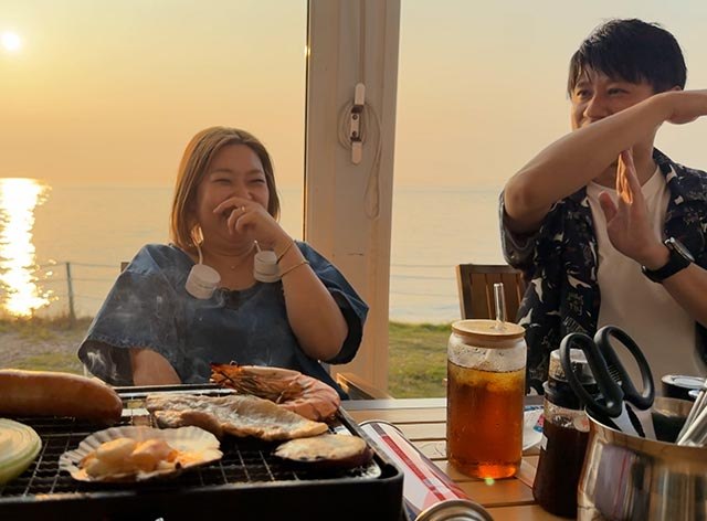 海を眺めながら海鮮BBQを楽しむ様子