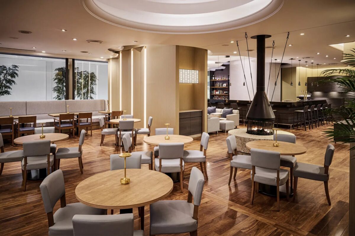 暖炉のあるHARBOR CAFEの店内
