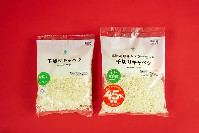 通常品と増量品を並べた千切りキャベツ