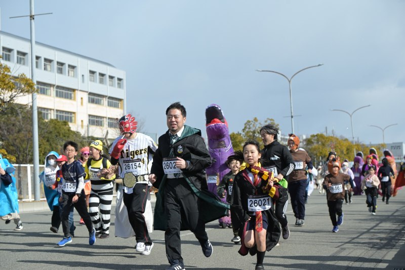 仮装して走る参加者