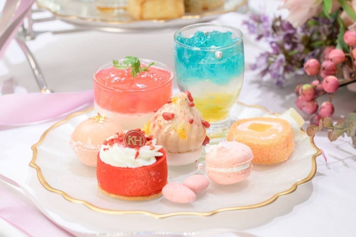 桃のムースやロールケーキなど桃を中心としたスイーツ