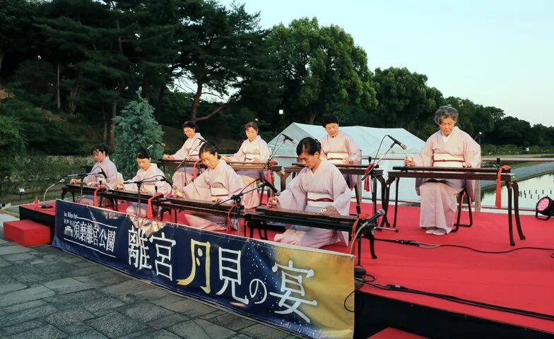 離宮月見の宴のステージで琴を演奏する一絃須磨琴保存会