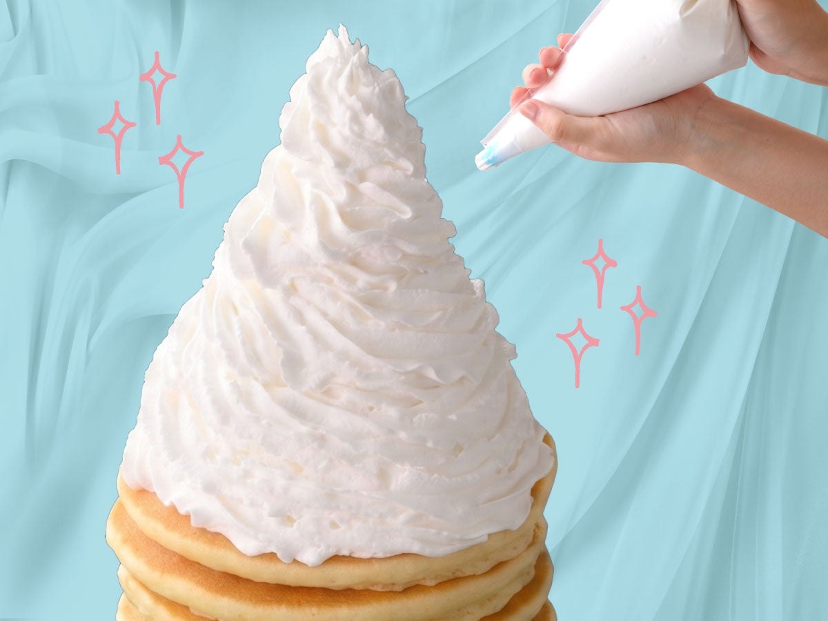 パンケーキにホイップクリームを絞るセルフメイクスタイル