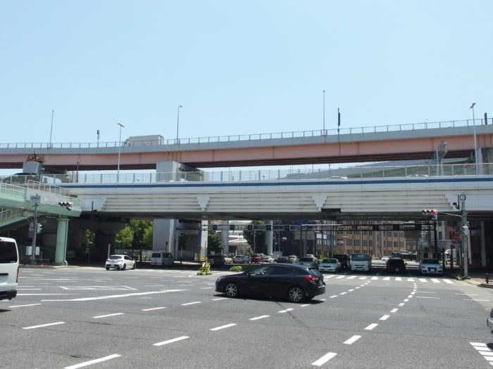 国道174号の終点にあたる税関前交差点