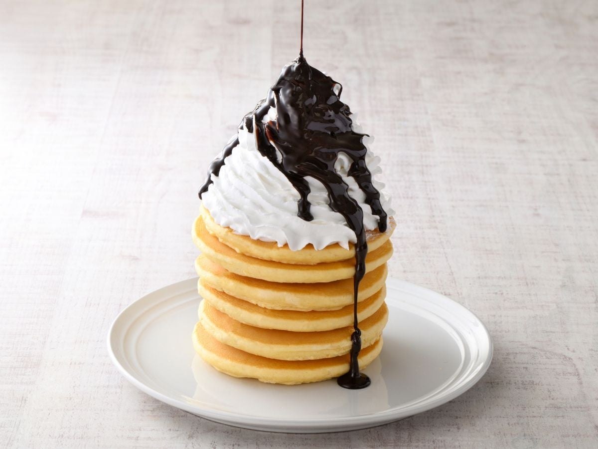 チョコソースをかけたパンケーキ