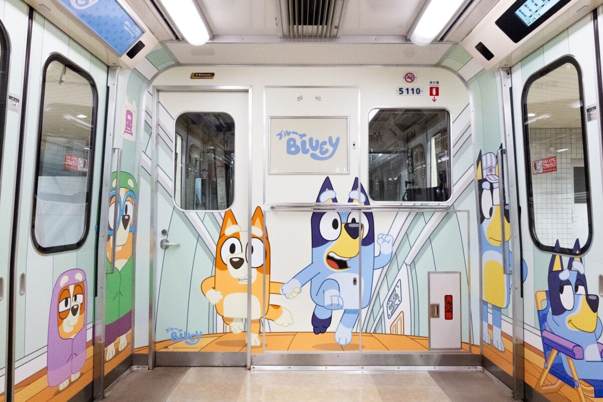 ブルーイ号の車内、ドア周りに描かれたブルーイとビンゴ