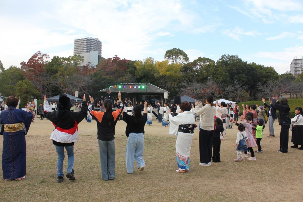 会場で輪をつくって盆踊りをする来場者