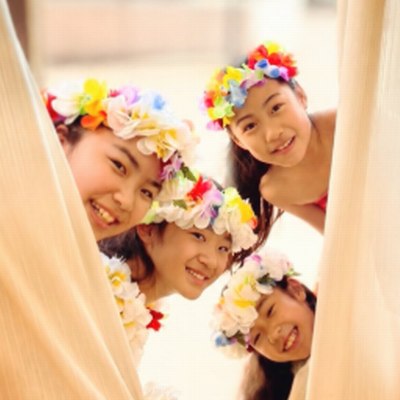 花冠をつけたキッズフラダンスのメンバー