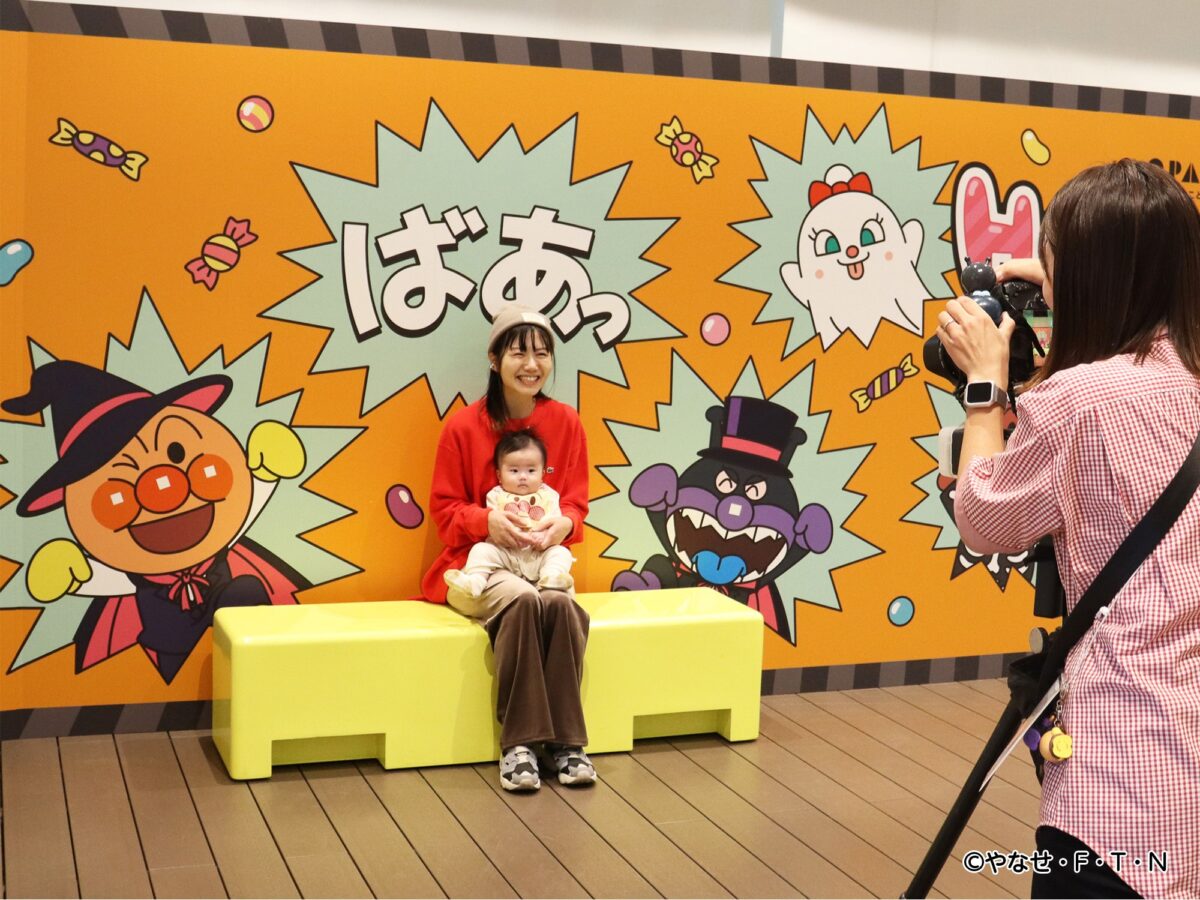 ハロウィーン限定フォトブースで記念撮影する子どもたち