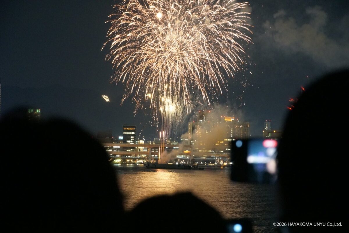 船上から望む神戸港の打ち上げ花火