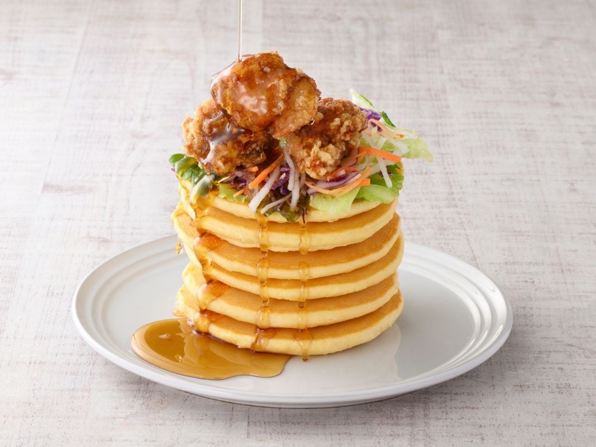 サラダとから揚げを合わせたお食事系パンケーキ