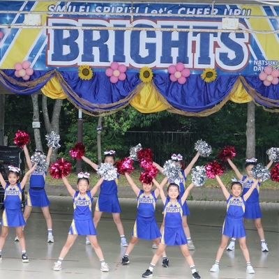 ポンポンを持って演技するキッズチアダンスのメンバー