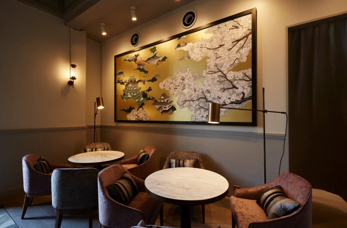 金屏風が飾られたcrossfield with TERRACE LOUNGEの貴賓室