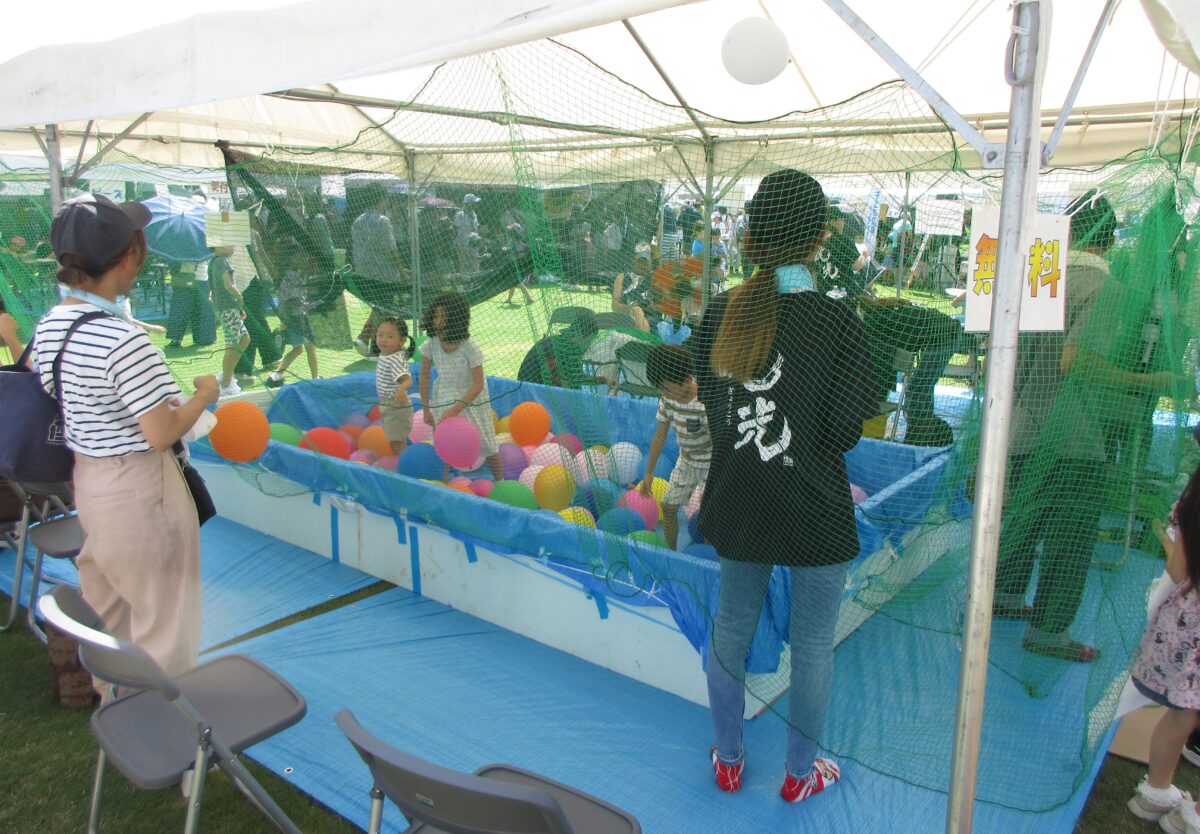 子ども広場のふわふわボールプールで遊ぶ子どもたち