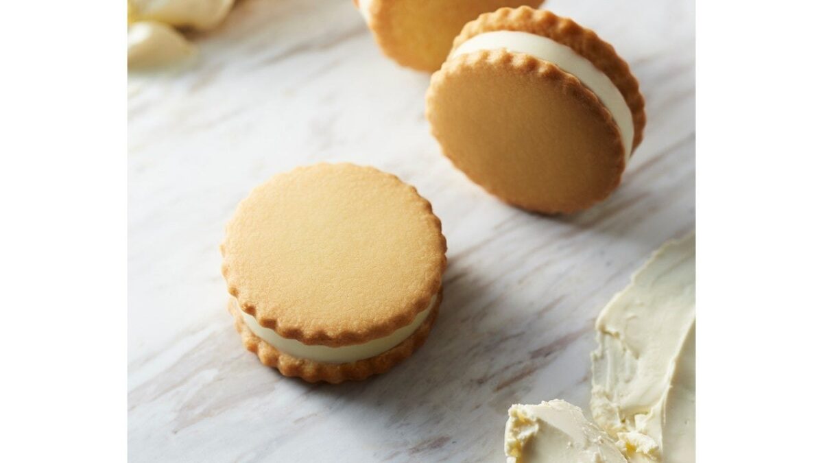 窯だしサブレのレアチーズサンドとクリームチーズ