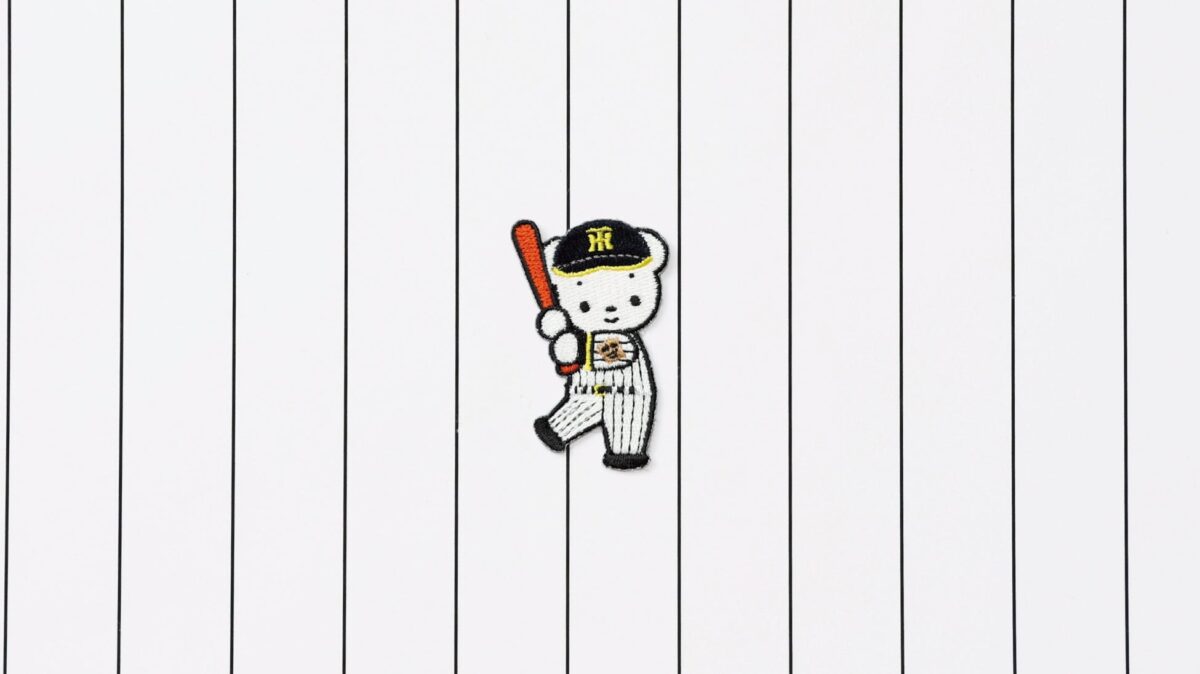 ユニフォーム姿のファミちゃんの刺しゅうワッペン