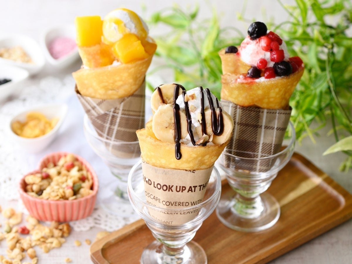 フルーツやソースをのせたセルフメイクのクレープ