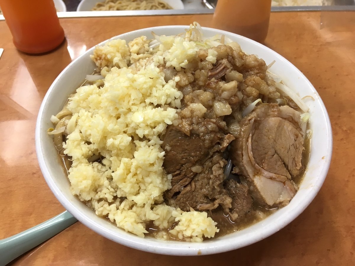 ニンニクをたっぷり乗せたラーメン