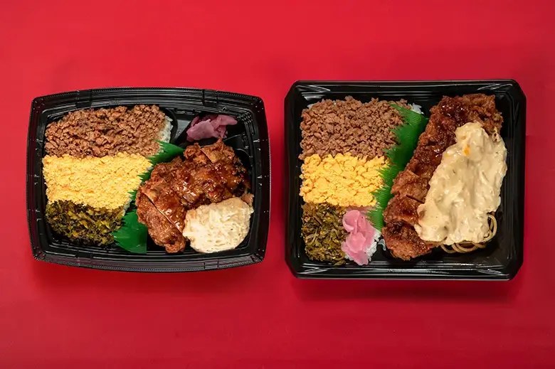 通常品と増量品を並べた3色そぼろ&チキン南蛮弁当