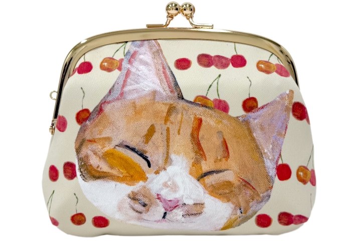 さくらんぼ柄に猫が描かれたがま口ポーチ