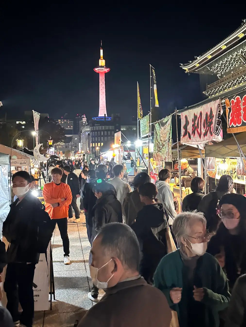 京都タワーを望む京都夜市の会場