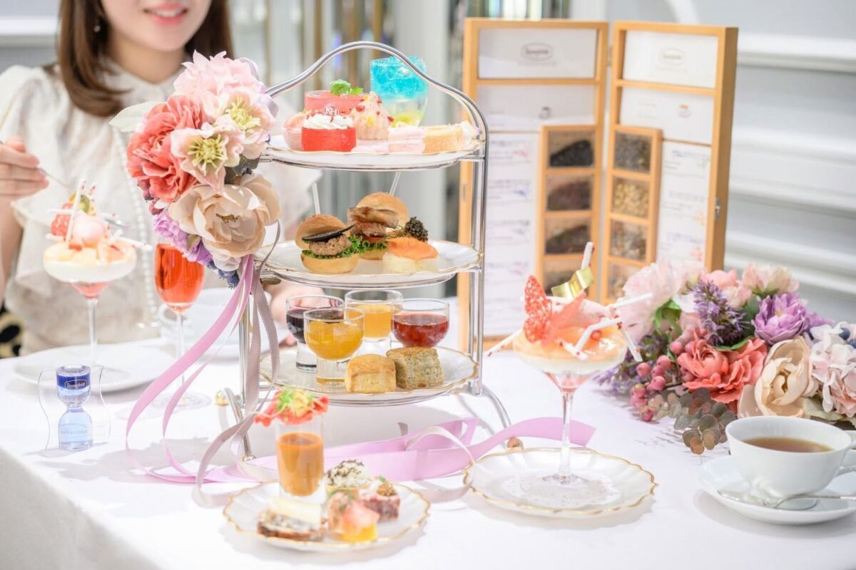 ティースタンドとロンネフェルト社の紅茶が並ぶテーブル