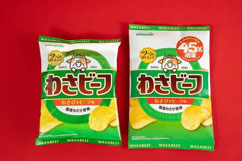 通常品と増量品を並べたポテトチップス わさビーフ