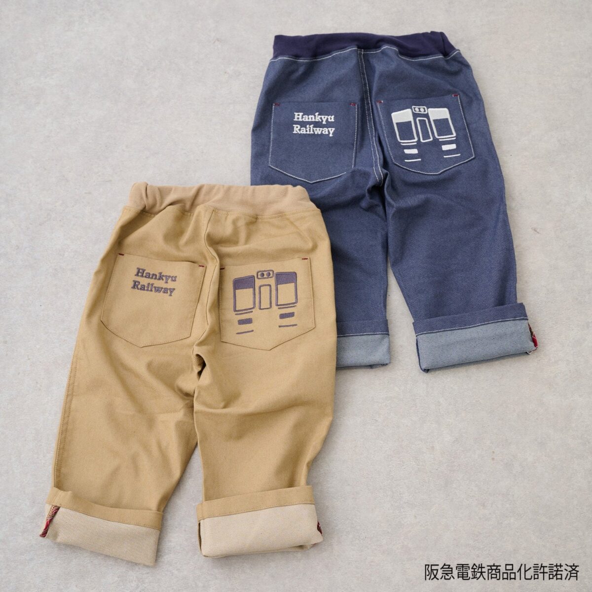 車両の正面とロゴをあしらったパンツのバックスタイル