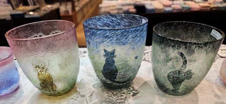 猫と月夜の彫刻が入った色被せのタンブラー