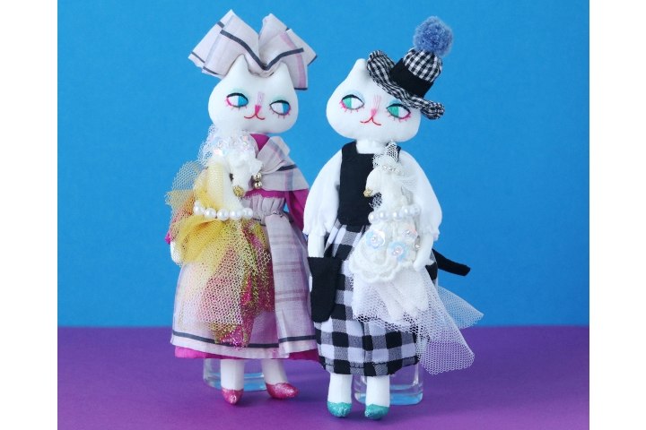 白鳥の衣装を着た猫キャラgazetのバッグチャーム