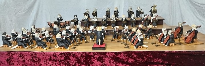 陶器の猫が並ぶ大作 Orchestra di Cat