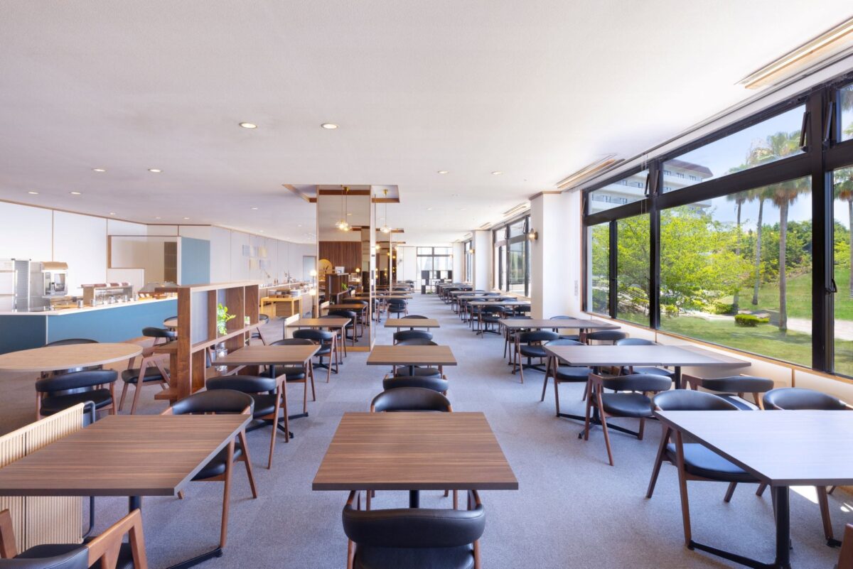 Le Bleu Awajiの店内。木目を基調とした落ち着いた空間