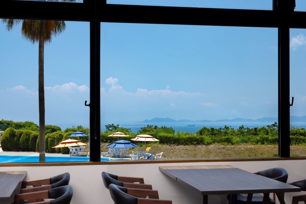 Le Bleu Awajiの窓際席から望む海と屋外プール