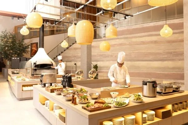 ひょうご五国ブッフェの料理が並ぶレストラン