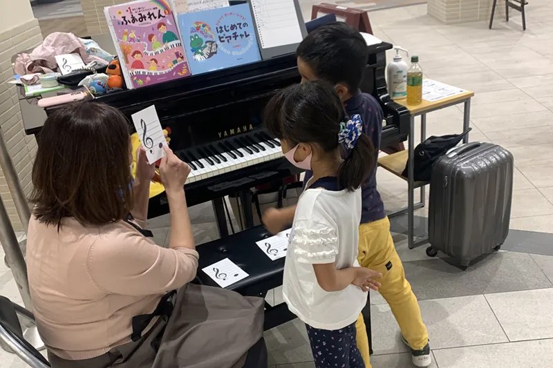 音符カードを使って講師が子どもに教えている様子