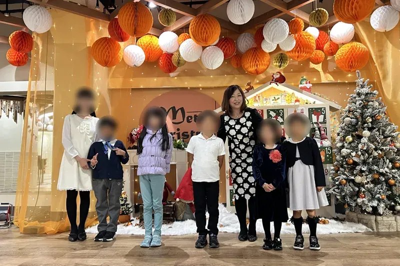 ミニ発表会を終えて講師と記念撮影する子どもたち