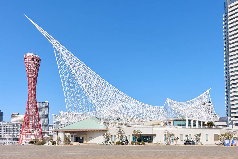 神戸ポートタワーと神戸海洋博物館の外観
