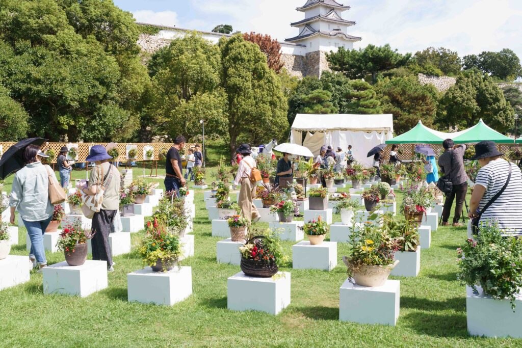明石城の櫓を背に並ぶガーデンコンペの出展作品