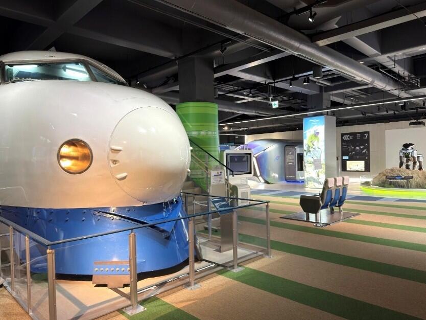 0系新幹線の先頭車両が展示されたカワサキワールドの館内