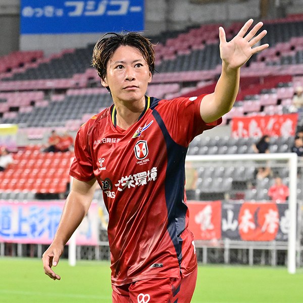 ノエビアスタジアム神戸でサポーターに手を振るINAC神戸レオネッサの選手