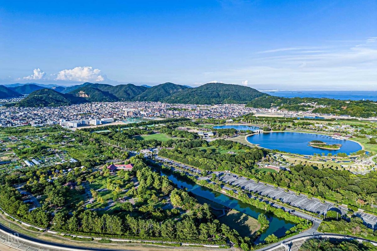 赤穂海浜公園の緑に囲まれたグランピング施設
