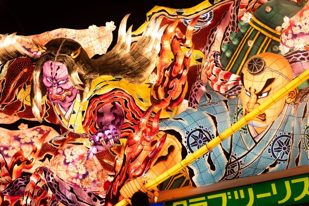 夜に灯りがともった大型ねぶた