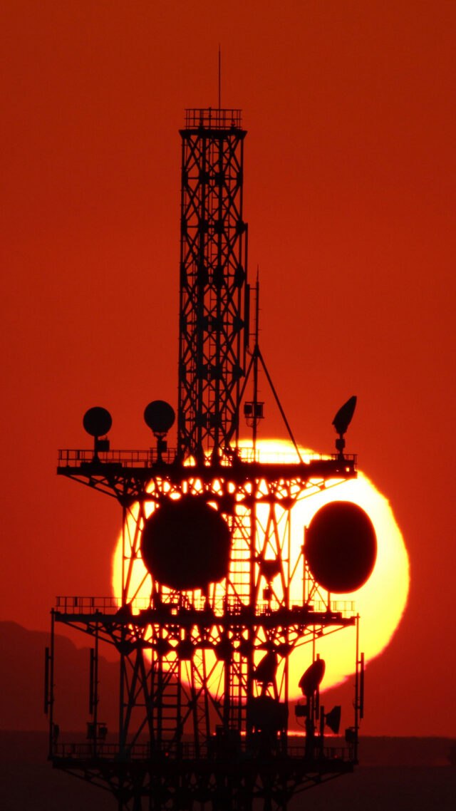 夕日とアンテナが重なって現れた夕焼けパンダ