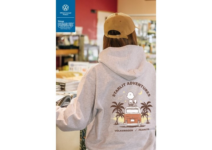 スヌーピーとワーゲンバスがバックプリントされたプルパーカー
