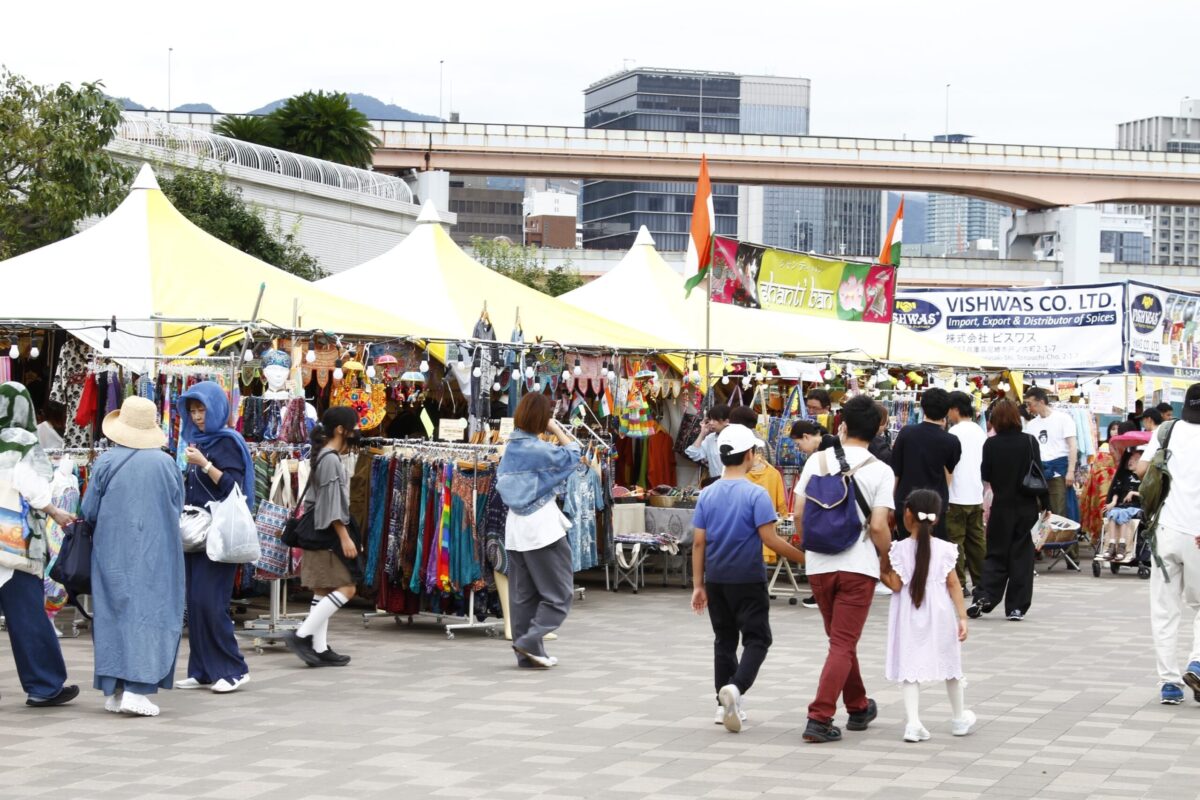 インディアメーラーの会場に並ぶインド雑貨や衣料のブース