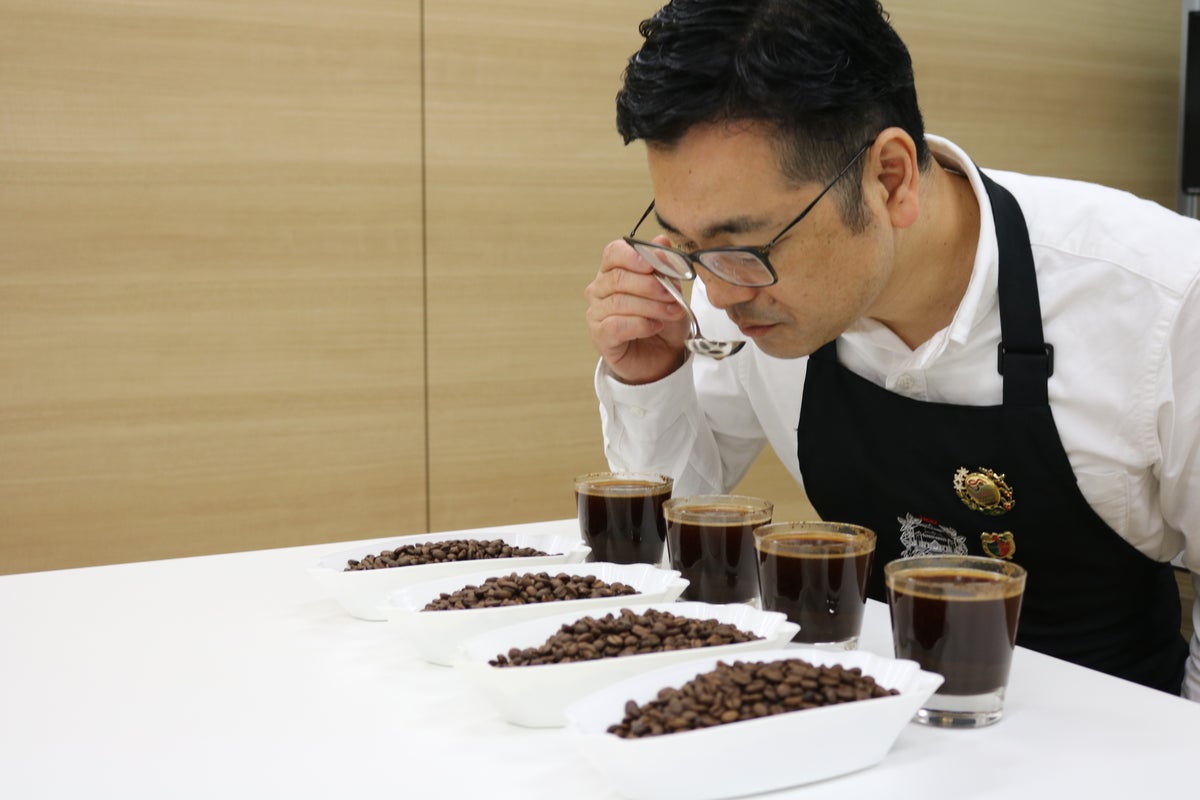 複数の焙煎度のコーヒー豆と抽出したコーヒーを並べたブレンドづくりの様子