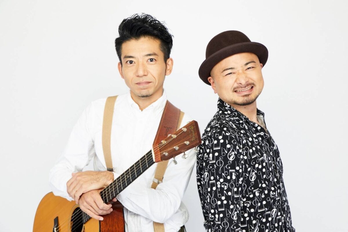 ギターを持ったお笑いコンビ「どぶろっく」の2人