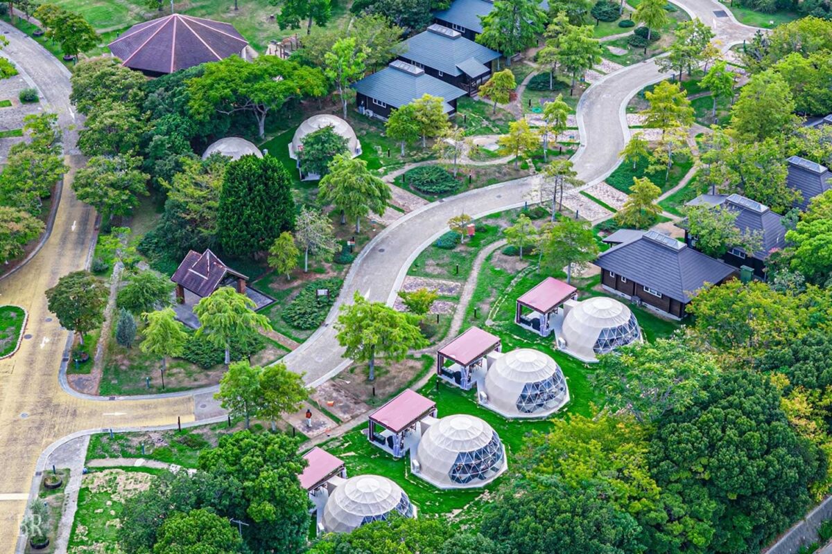 上空から見たグランピング施設の全景
