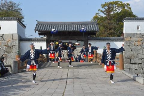 赤穂城跡の門前で披露される赤穂義士祭のパフォーマンス