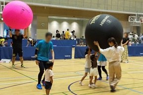キンボールを楽しむ参加者